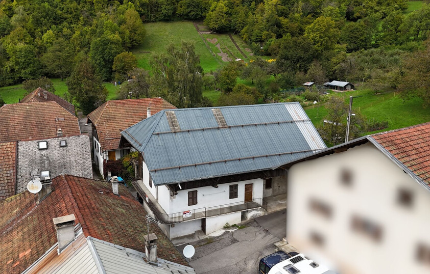 Maison à réhabiliter à Ugine   304 m2 avec caves, balcon et potentiel loft !