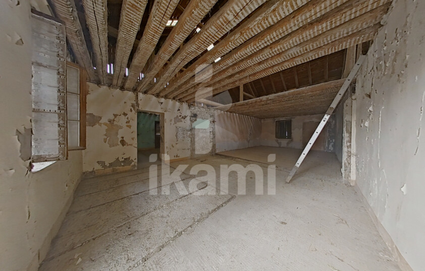 Maison à réhabiliter à Ugine   304 m2 avec caves, balcon et potentiel loft !