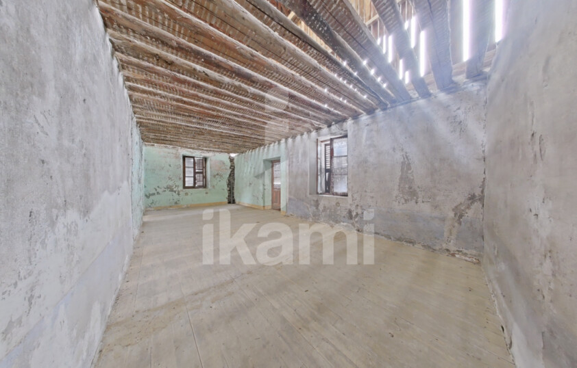 Maison à réhabiliter à Ugine   304 m2 avec caves, balcon et potentiel loft !