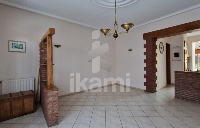 A Curgies, maison T8 de 159 m2 avec jardin, garage et dépendance