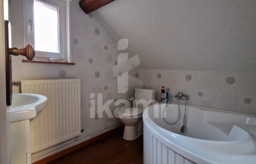 A Curgies, maison T8 de 159 m2 avec jardin, garage et dépendance