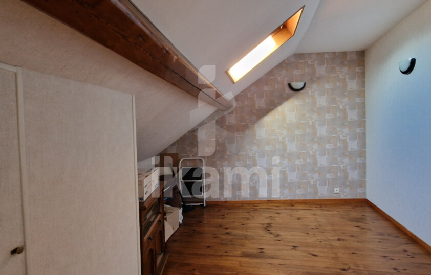 A Curgies, maison T8 de 159 m2 avec jardin, garage et dépendance