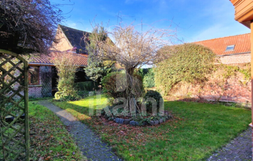 A Curgies, maison T8 de 159 m2 avec jardin, garage et dépendance