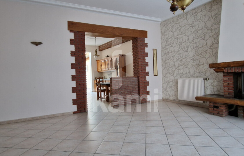 A Curgies, maison T8 de 159 m2 avec jardin, garage et dépendance