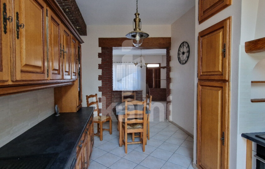 A Curgies, maison T8 de 159 m2 avec jardin, garage et dépendance