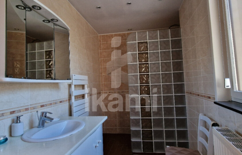 A Curgies, maison T8 de 159 m2 avec jardin, garage et dépendance