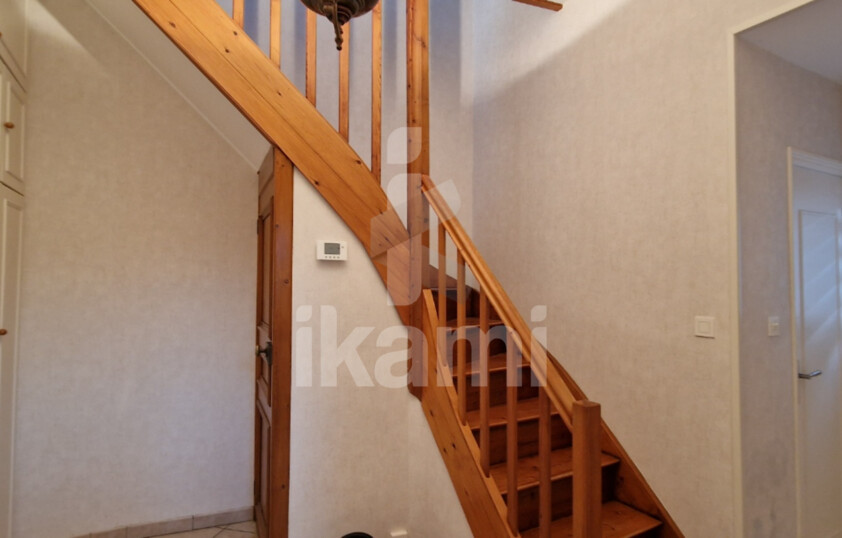 A Curgies, maison T8 de 159 m2 avec jardin, garage et dépendance