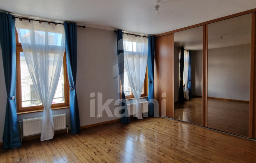 A Curgies, maison T8 de 159 m2 avec jardin, garage et dépendance