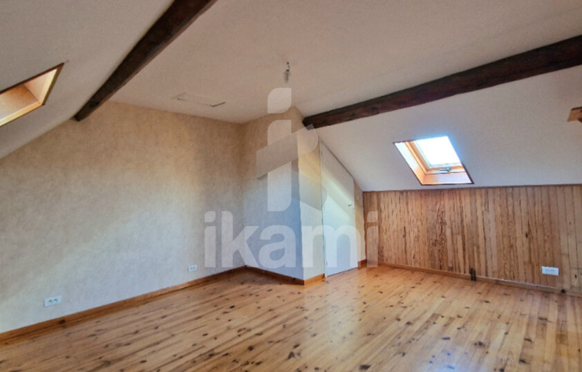 A Curgies, maison T8 de 159 m2 avec jardin, garage et dépendance