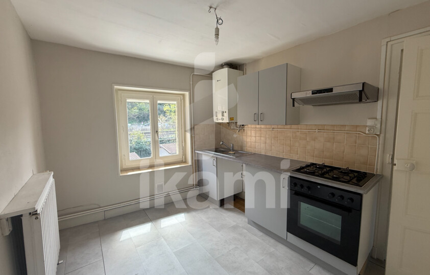 Maison de ville 145 m2   2 logements + garages + extérieur   beau potentiel