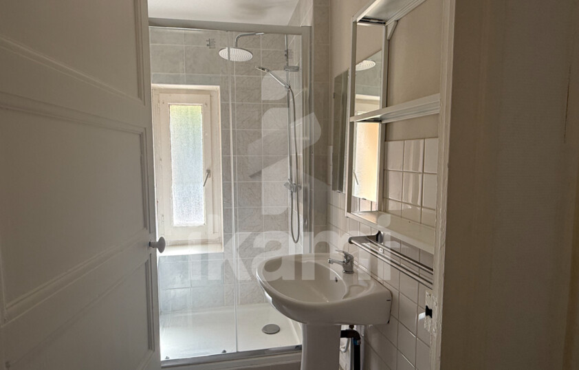 Maison de ville 145 m2   2 logements + garages + extérieur   beau potentiel