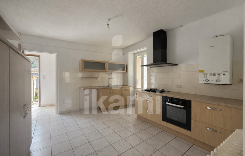 Maison de ville 145 m2   2 logements + garages + extérieur   beau potentiel