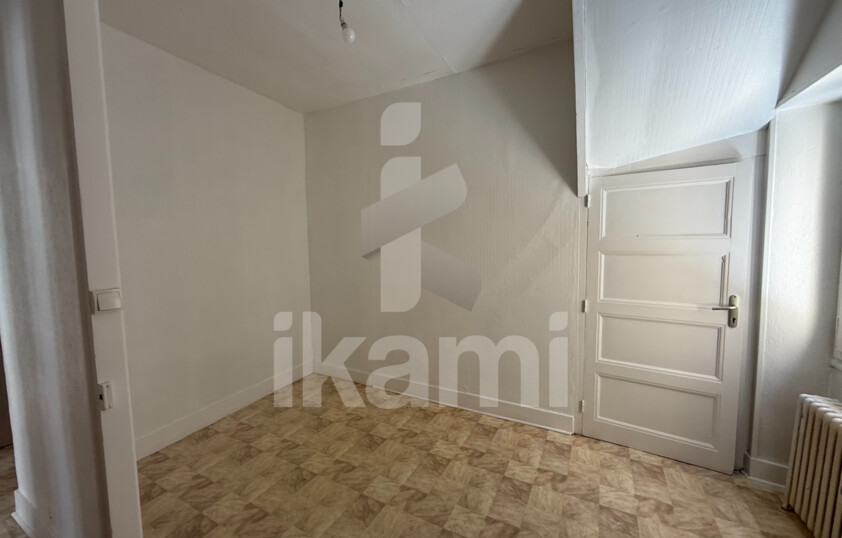 Maison de ville 145 m2   2 logements + garages + extérieur   beau potentiel