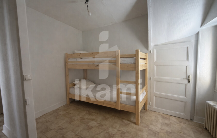 Maison de ville 145 m2   2 logements + garages + extérieur   beau potentiel