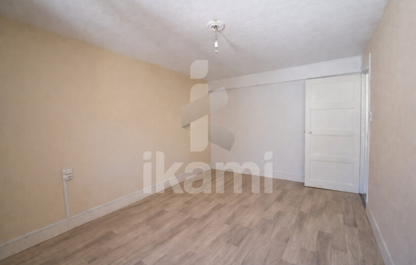 Maison de ville 145 m2   2 logements + garages + extérieur   beau potentiel