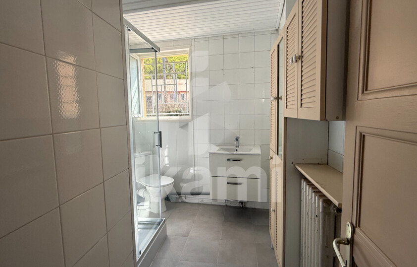 Maison de ville 145 m2   2 logements + garages + extérieur   beau potentiel