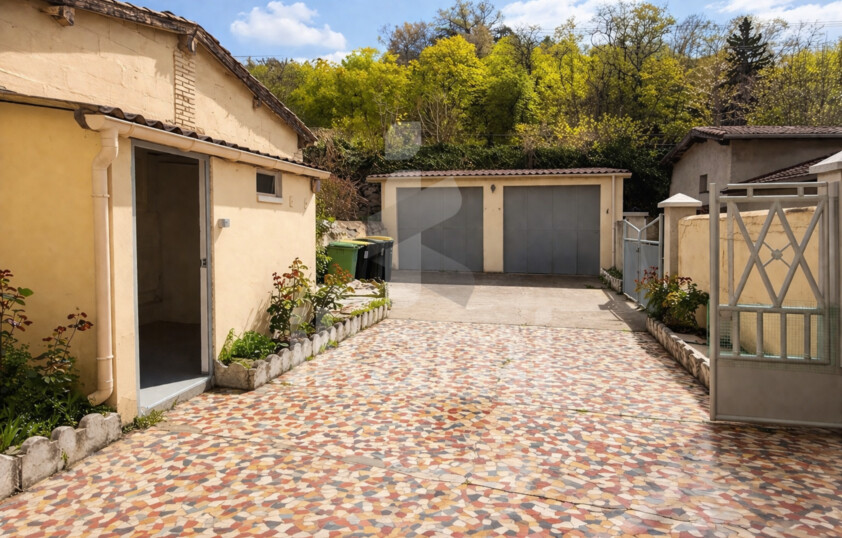 Maison de ville 145 m2   2 logements + garages + extérieur   beau potentiel