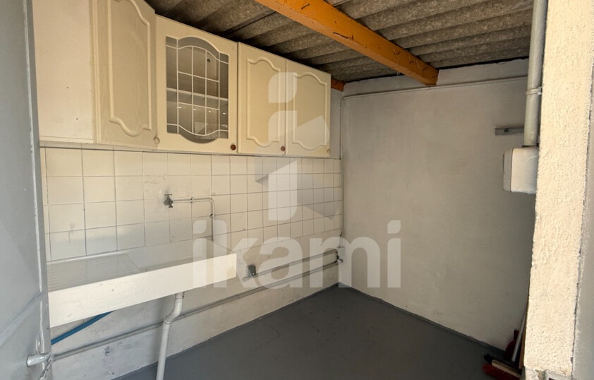 Maison de ville 145 m2   2 logements + garages + extérieur   beau potentiel