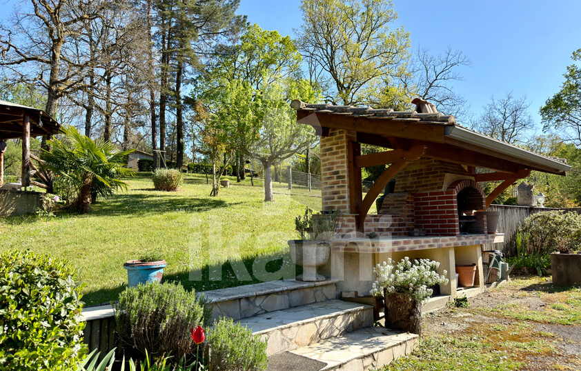 Lembras   Propriété de caractère avec parc arboré et multiples dépendances, à moins de dix minutes de Bergerac