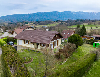  A Chapeiry, maison traditionnelle avec piscine