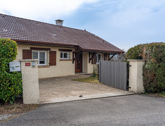  A Chapeiry, maison traditionnelle avec piscine