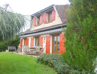 Maison traditionnelle avec sous-sol total et grande piscine couverte