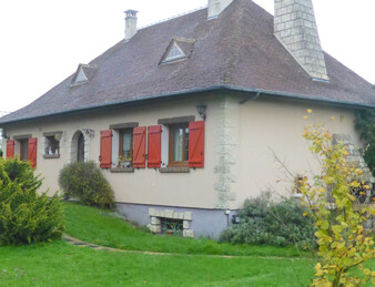 Maison traditionnelle avec sous-sol total et grande piscine couverte