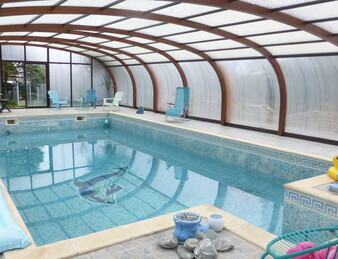 Maison traditionnelle avec sous-sol total et grande piscine couverte