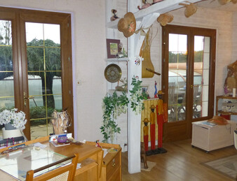 Maison traditionnelle avec sous-sol total et grande piscine couverte