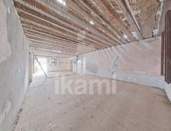 Maison à réhabiliter à Ugine   304 m2 avec caves, balcon et potentiel loft !