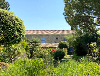 PORTES DE LA DROME PROVENCALE, LORIOL. FERME SUR PARC DE  3 582 M2 ET 284 M2 HAB. NB DEPENDANCES.
