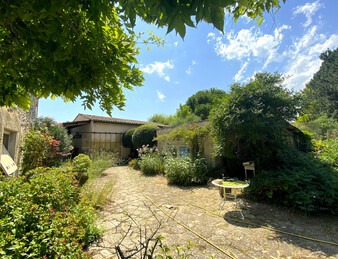 PORTES DE LA DROME PROVENCALE, LORIOL. FERME SUR PARC DE  3 582 M2 ET 284 M2 HAB. NB DEPENDANCES.