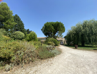 PORTES DE LA DROME PROVENCALE, LORIOL. FERME SUR PARC DE  3 582 M2 ET 284 M2 HAB. NB DEPENDANCES.
