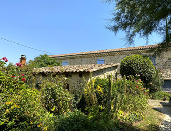PORTES DE LA DROME PROVENCALE, LORIOL. FERME SUR PARC DE  3 582 M2 ET 284 M2 HAB. NB DEPENDANCES.