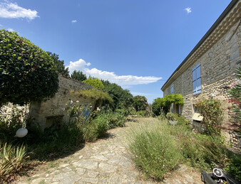 PORTES DE LA DROME PROVENCALE, LORIOL. FERME SUR PARC DE  3 582 M2 ET 284 M2 HAB. NB DEPENDANCES.