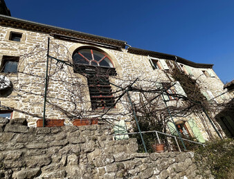Exceptionnel : Grande maison en pierre dans les remparts de Grane !