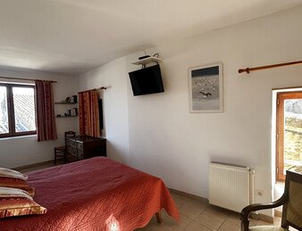 Exceptionnel : Grande maison en pierre dans les remparts de Grane !