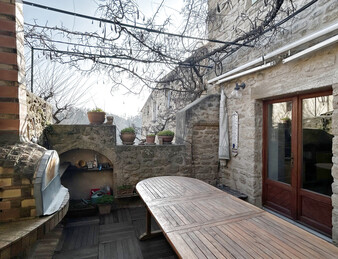 Exceptionnel : Grande maison en pierre dans les remparts de Grane !