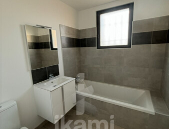 Appartement T3 de 96m2 avec Piscine Partagée et 2 Places de Parking