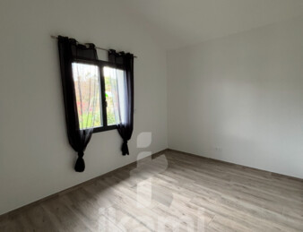 Maison contemporaine de  105 m2 au cœur du village de Lugos   Bâti 2023