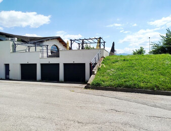 Pour investisseurs, complexe immobilier très bien situé, sur axe routier principal
