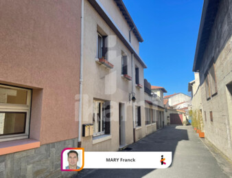 Grande maison de rue avec beau potentiel