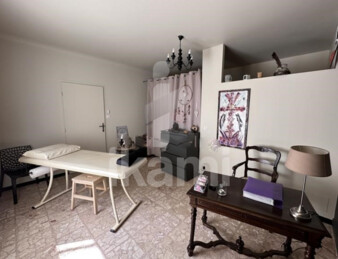 Grande maison de rue avec beau potentiel