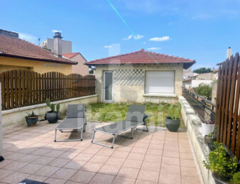 Grande maison de rue avec beau potentiel