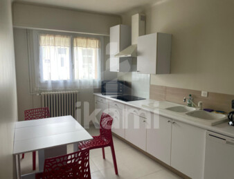 Grande maison de rue avec beau potentiel