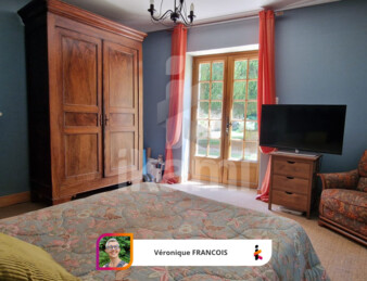 Maison historique en pierre avec dépendances et parc arboré