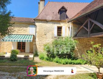 Maison historique en pierre avec dépendances et parc arboré