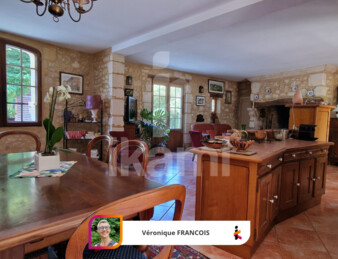 Maison historique en pierre avec dépendances et parc arboré