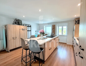 Maison de campagne en pierre rénovée de 5 pièces, 102 m2 à 10 min de Poligny