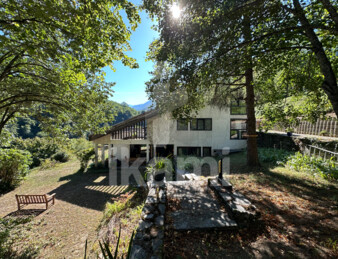 Maison familiale de caractère avec terrain et garage. Vue sur montagnes